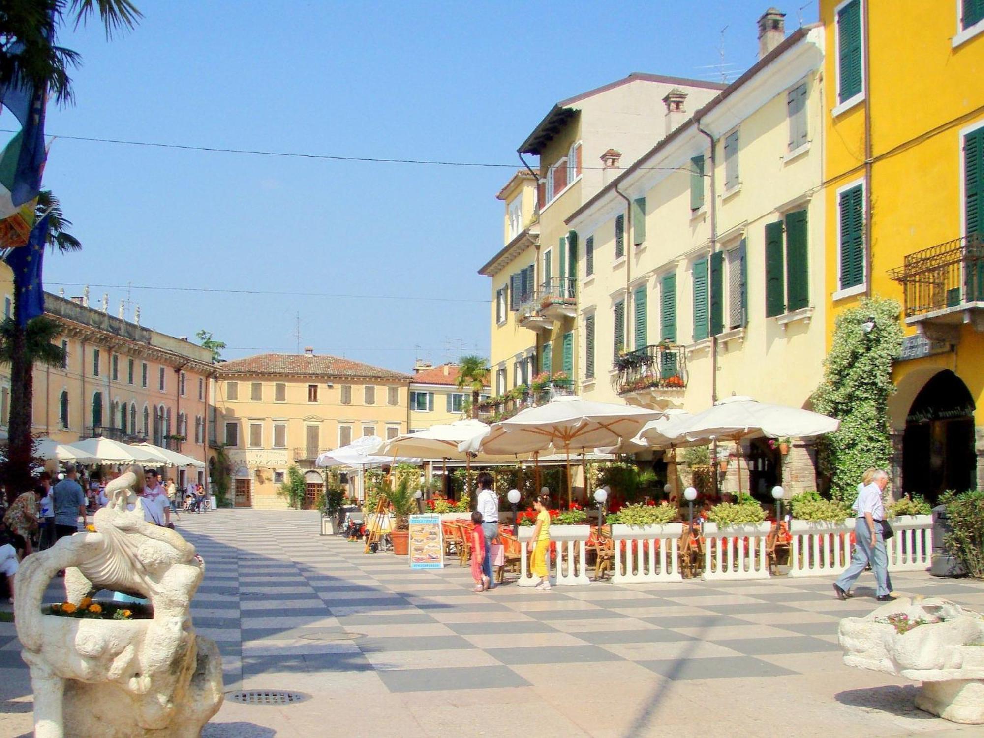 Enticing Holiday Home In Lazise With Swimming Pool Eksteriør billede