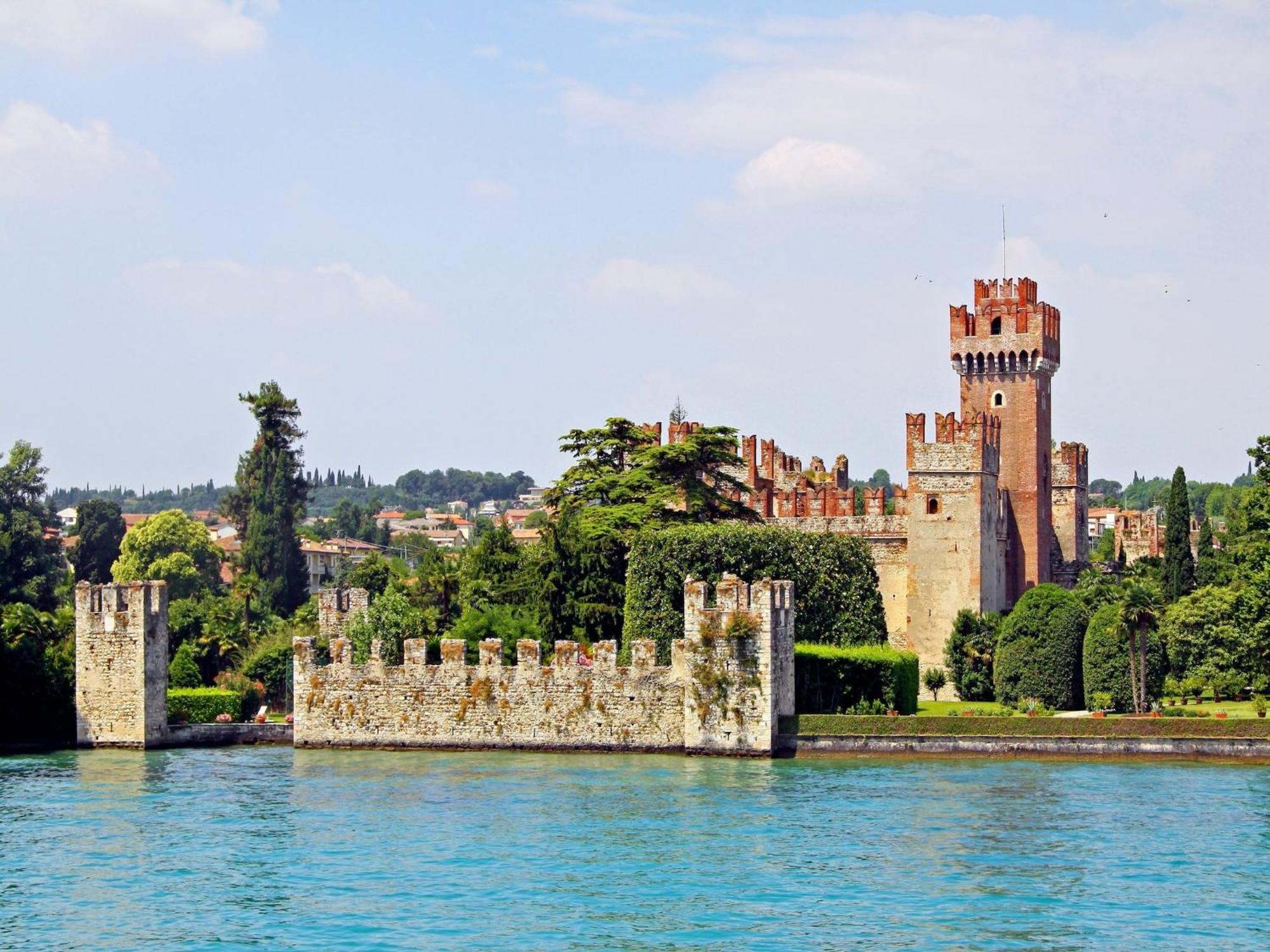 Enticing Holiday Home In Lazise With Swimming Pool Eksteriør billede