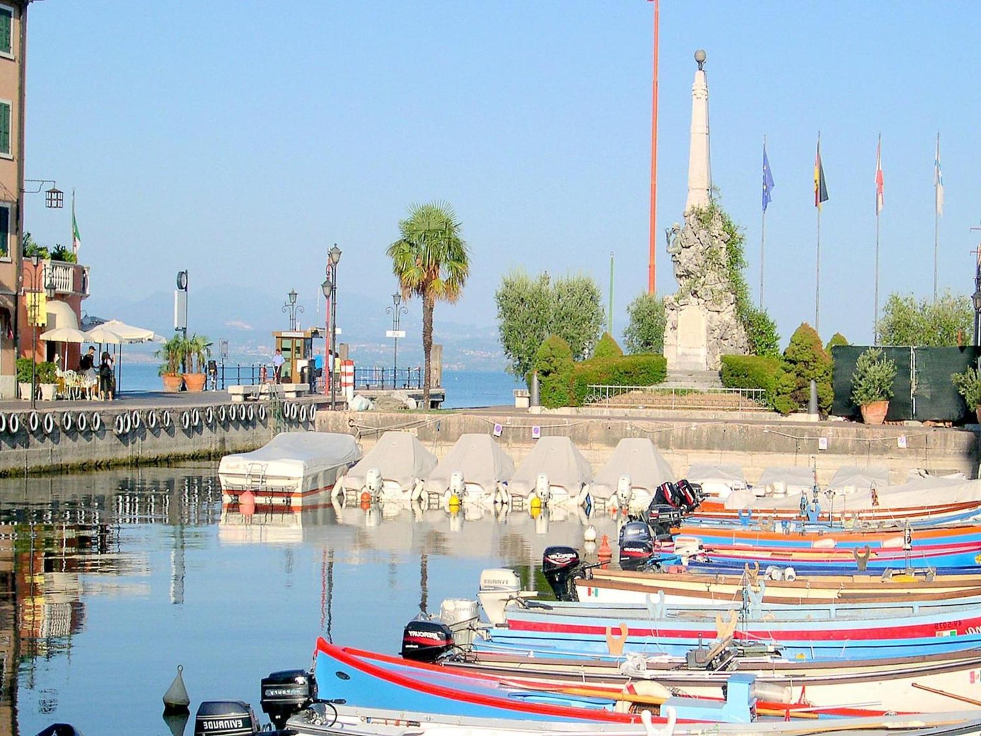 Enticing Holiday Home In Lazise With Swimming Pool Eksteriør billede