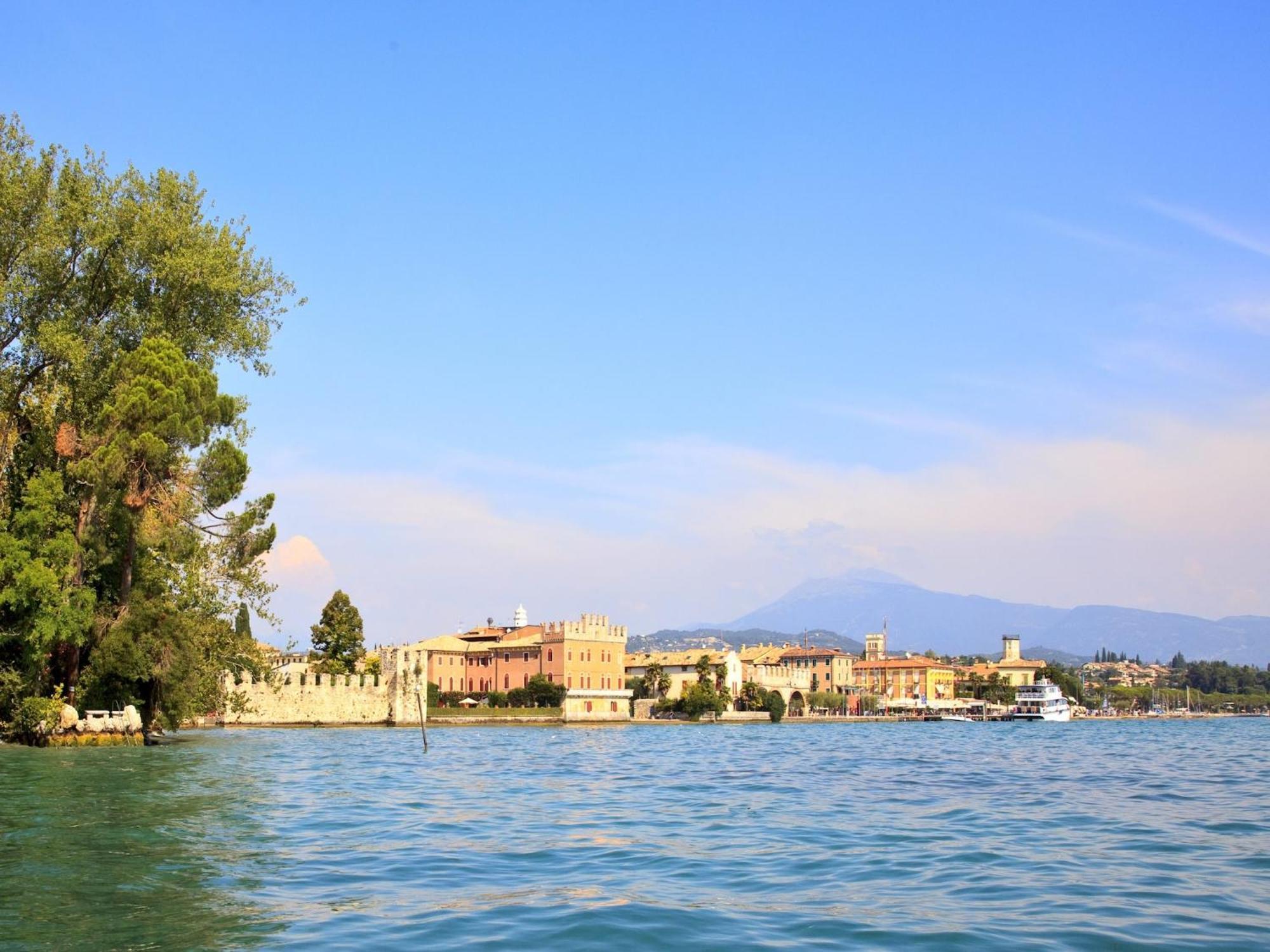 Enticing Holiday Home In Lazise With Swimming Pool Eksteriør billede