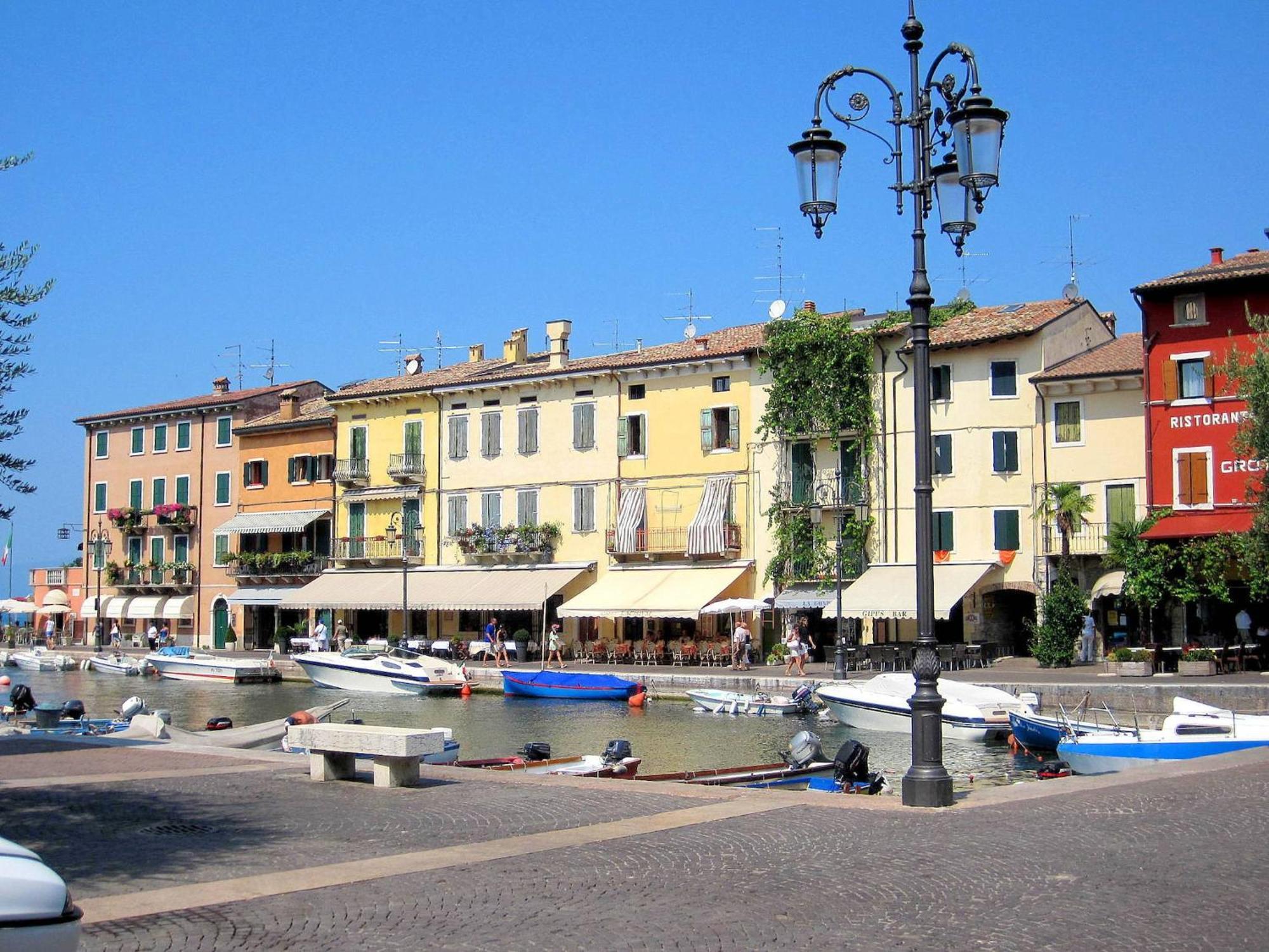 Enticing Holiday Home In Lazise With Swimming Pool Eksteriør billede