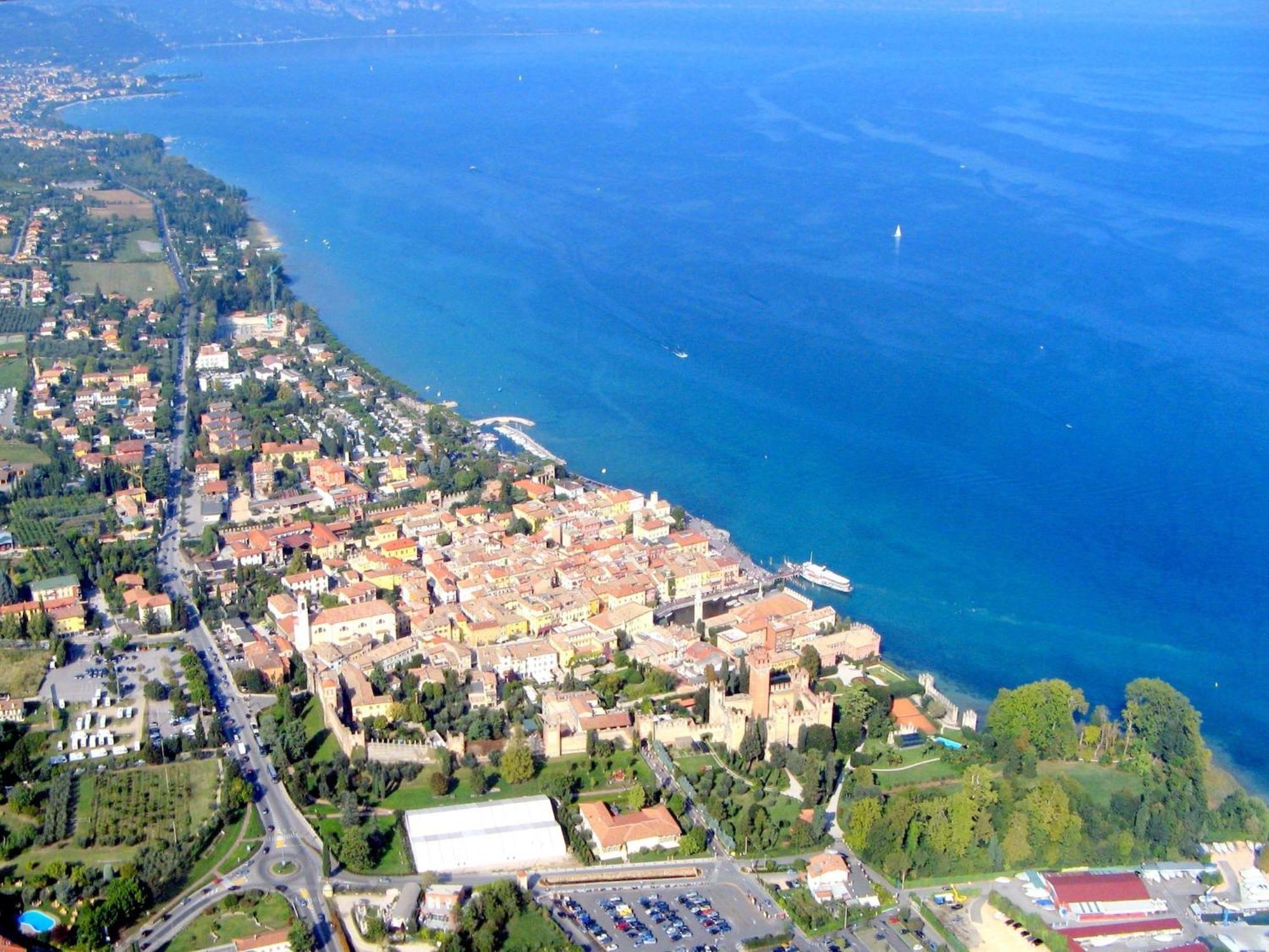 Enticing Holiday Home In Lazise With Swimming Pool Eksteriør billede